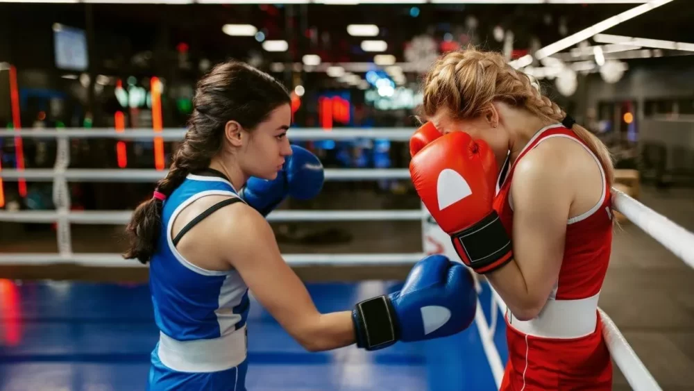 Image-of-a-woman-hitting-a-right-body-blow-in-sparring