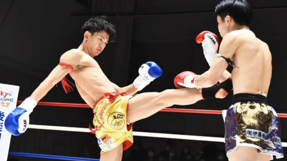 Image-of-a-man-doing-a-front-kick-in-a-kickboxing-match